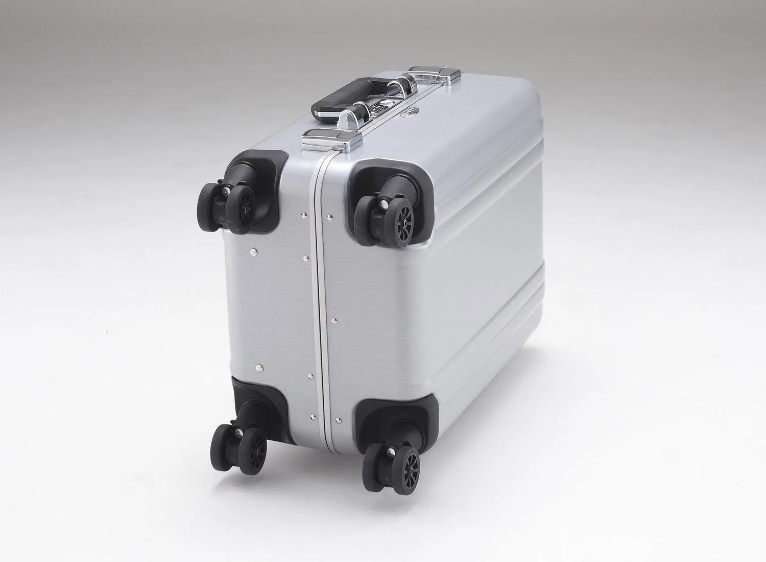 ZERO Halliburton Classic Polycarbonate 22" 4-Wheel Carry-On Luggage