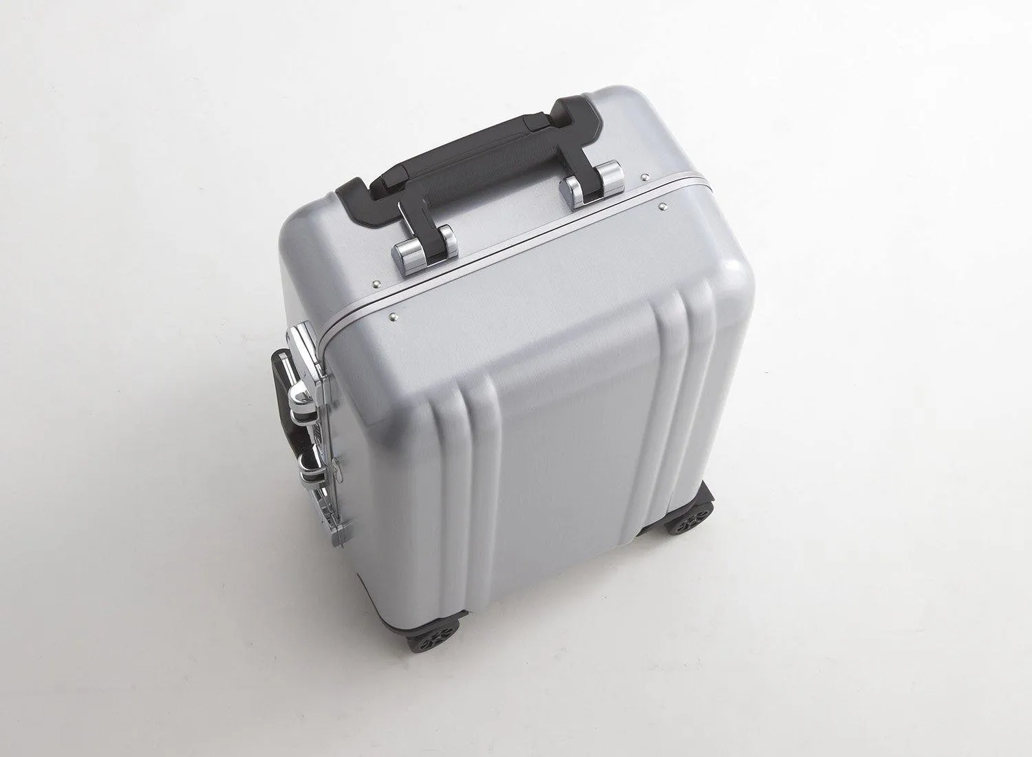 ZERO Halliburton Classic Polycarbonate 22" 4-Wheel Carry-On Luggage